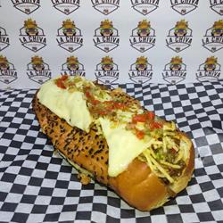 Choriperro con carne de res desmechada 